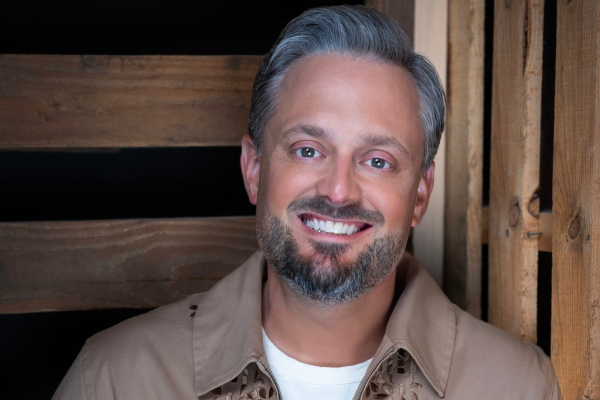 Bargatze’s Big Dumb Eyes Tour Lands in Rosemont With Subtle Force